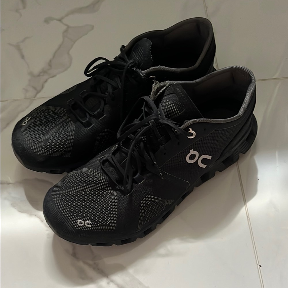 On Running Black Athletic Shoes Sleek Design
